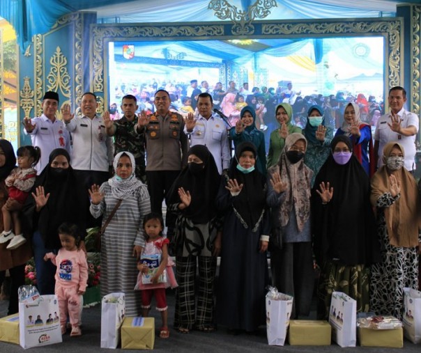 Pj Wali Kota Muflihun bersama Forkopimda beserta ibu-ibu dan penerima bantuan di kegiatan Jambore TP PKK Pekanbaru di halaman MPP, Rabu (7/9/2022). Foto: Istimewa. 