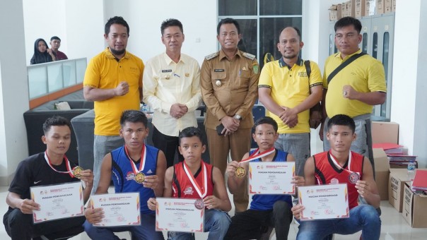  Bupati Afrizal Sintong dan Wabup Sulaiman bersama Atlet wushu Rohil