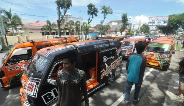 Angkot di Kota Padang