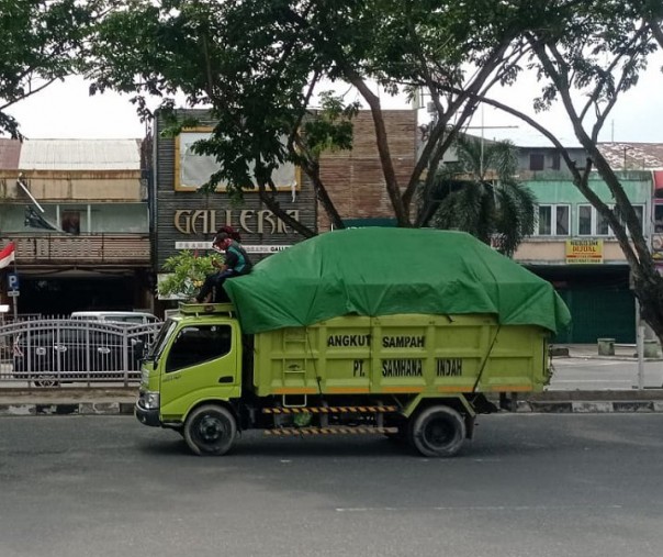 Truk angkut sampah milik PT Samhana Indah. Foto: Surya/Riau1.