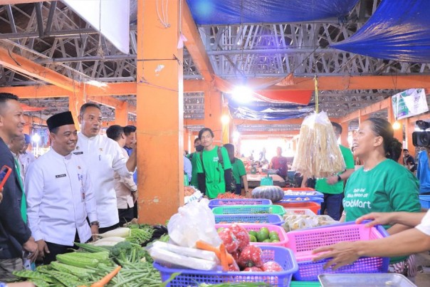 Sekdako Pekanbaru M Jamil bersama pihak Grab berbincang dengan pedagang Pasar Limapuluh. Foto: Istimewa. 