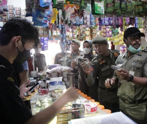 Petugas Satpol PP Pekanbaru bersama Kanwil DJBC Riau saat razia rokok ilegal di Panam pekan lalu. Foto: Istimewa. 