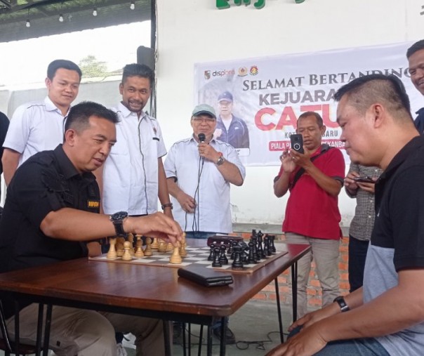 Plt Kepala Dispora Pekanbaru Zulfahmi Adrian tanding catur dengan Sekwan Maisisco. Foto: Surya/Riau1.