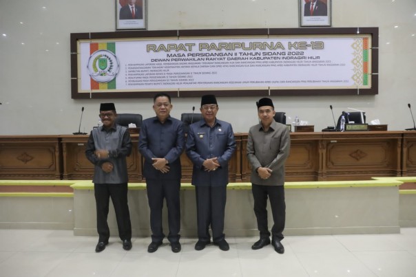 Pimpinan DPRD Inhil bersama Bupati Inhil.