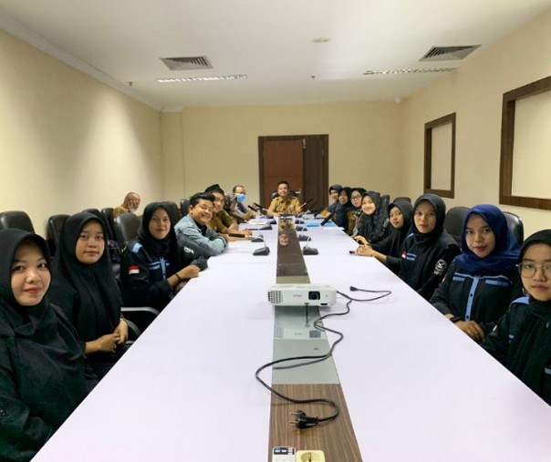 Kepala Diskominfotiksan Pekanbaru Firmansyah Eka Putra menerima mahasiswa magang dari UIN Suska pada 19 September 2022. Foto: Istimewa. 