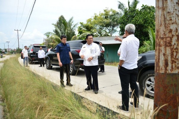 Sekdaprov Riau tinjau salah sartu jalan di Kuansing 