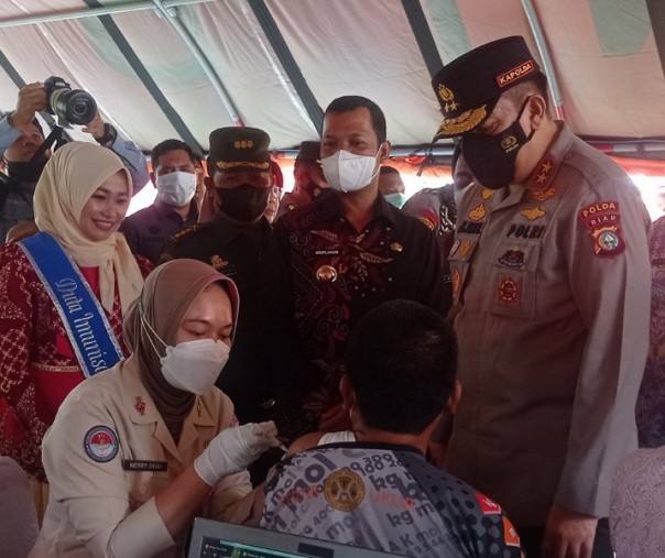 Pj Wali Kota Pekanbaru Muflihun bersama Kapolda Riau Irjen M Iqbal meninjau vaksinasi massal di halaman MPP Pekanbaru, Kamis (22/9/2022). Foto: Surya/Riau1. 