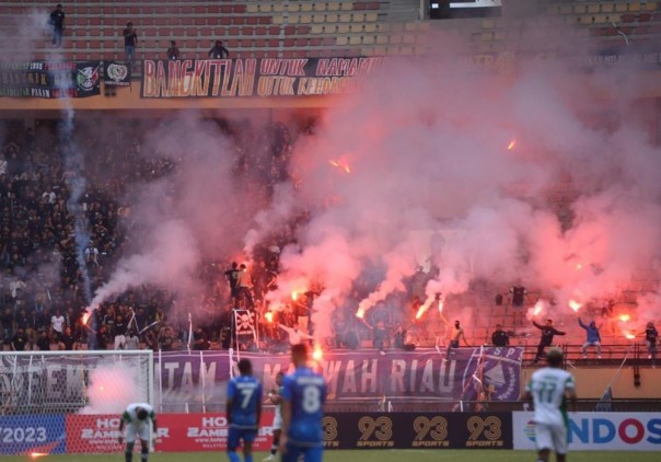 Saat kerusuhan di Stadion Utama Riau/Net