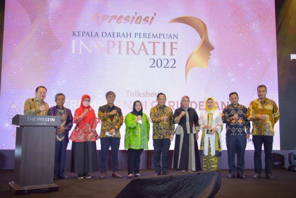Saat Bupati Bengkali, Kasmarni terima penghargaan