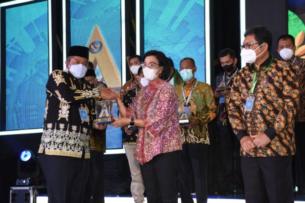 Bupati Alfedri saat terima penghargaan WTP dari Menkeu Sri Mulyani