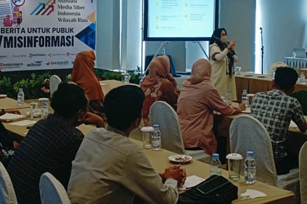 Rini Yustiningsing, Pemimpin Redaksi Harian Solo Pos sampaikan materi pelatihan AMSI Riau