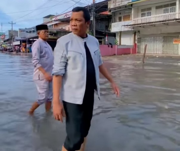 Pj Wali Kota Pekanbaru Muflihun saat meninjau banjir di Jalan Ahmad Dahlan pada 23 September 2022. Foto: Istimewa. 