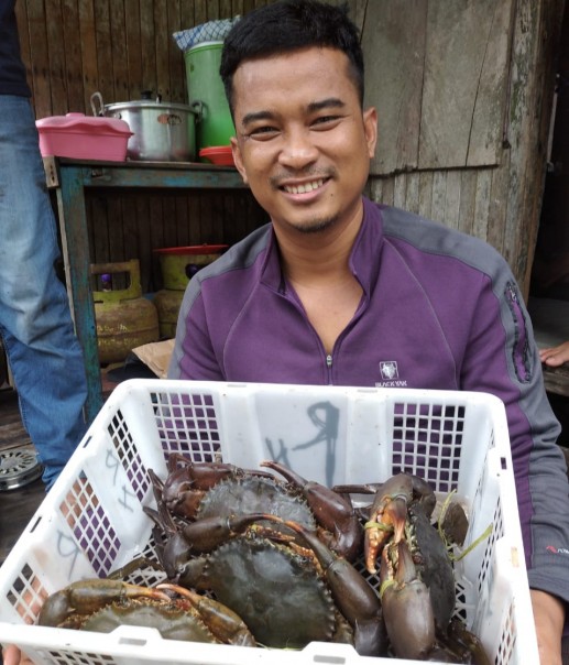 Nelayan Kepiting di Sapat Indragiri Hilir