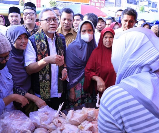 Mendag Zulhas didampingi Pj Wali Kota Pekanbaru Muflihun saat berbincang dengan pedagang ayam potong di Pasar Cik Puan, Senin (26/9/2022). Foto: Istimewa. 