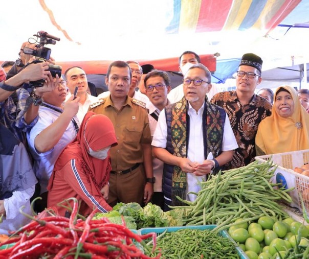 Mendag Zulhas saat memantau harga bahan pokok di Pasar Cik Puan Pekanbaru, Senin (26/9/2022). Foto: Istimewa. 