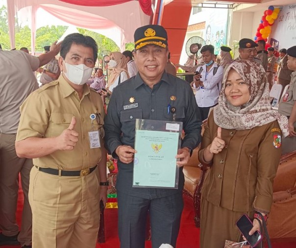 Kepala Dinas Pertahanan Pekanbaru Dedi Gusriadi bersama Asisten I Setdako Syoffaizal (tengah) usai menerima sertifikat HPL Pasar Cik Puan dari BPN, Senin (26/9/2022). Foto: Istimewa. 