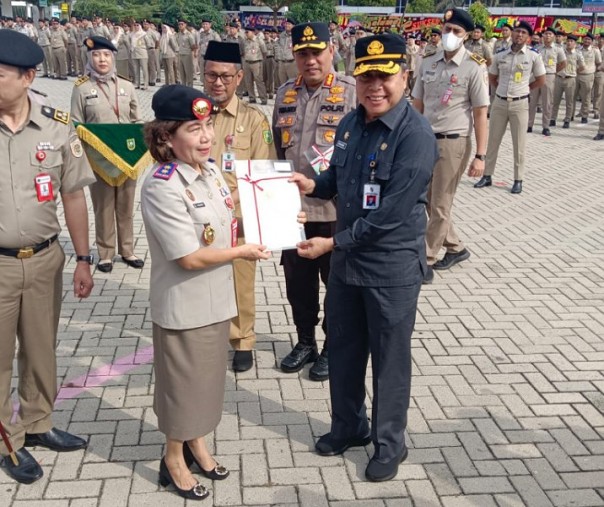 Asisten I Setdako Pekanbaru Syoffaizal menerima sertifikat HPL dari Kementerian ATR/BPN, Senin (26/9/2022). Foto: Istimewa. 