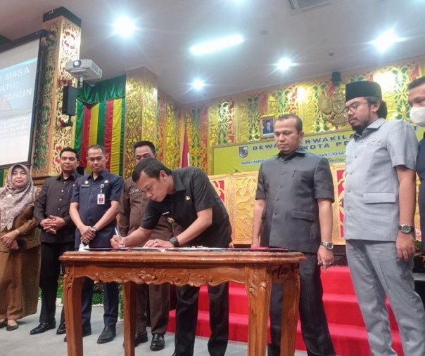 Pj Wali Kota Pekanbaru Muflihun menandatangani MoU rancangan APBD-P 2022 disaksikan pimpinan DPRD, Selasa (27/9/2022). Foto: Surya/Riau1.