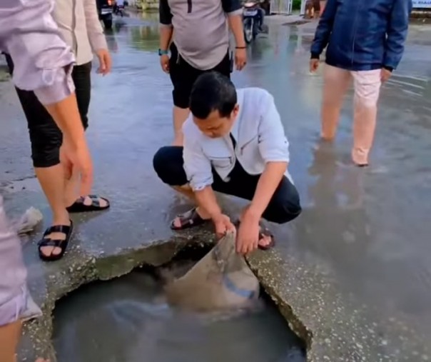 Pj Wali Kota Pekanbaru Muflihun menemukan karung berisi pasir di dalam drainase di Jalan Ahmad Dahlan beberapa hari lalu. Foto: Surya/Riau1.