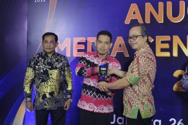 Kadiskominfotik Riau, Erisman Yahya saat terima penghargaan