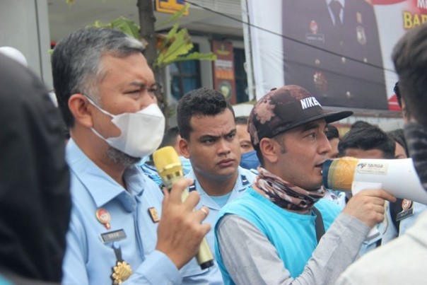 Saat aksi pengungsi Afganistan di depan Kantor Kanwil Kemenkumham Riau 