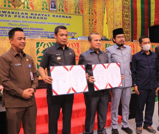 Ketua DPRD Pekanbaru Sabarudi bersama Pj Wali Kota Muflihun melibatkan MoU Rancangan APBD-P 2022, Selasa (27/9/2022). Foto: Istimewa. 