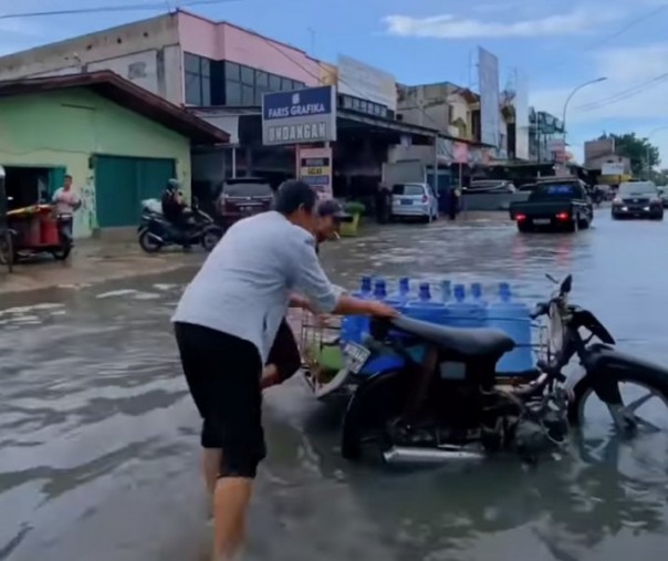 Becak motor mogok di tengah banjir di Jalan Ahmad Dahlan. Foto: Istimewa. 