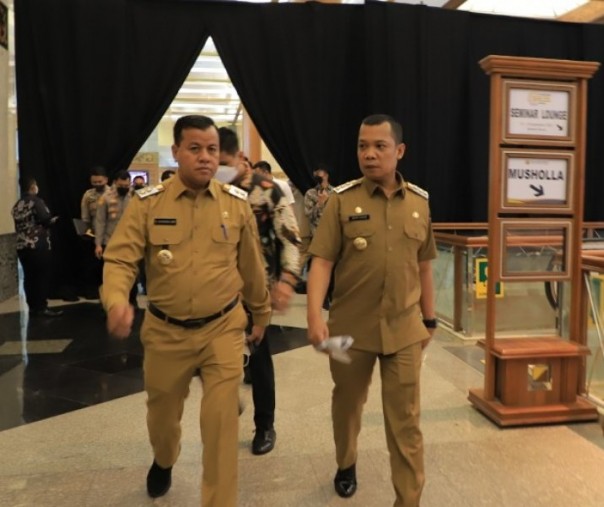 Pj Wali Kota Pekanbaru Muflihun (kanan) bersama kepala daerah lain. Foto: Istimewa. 