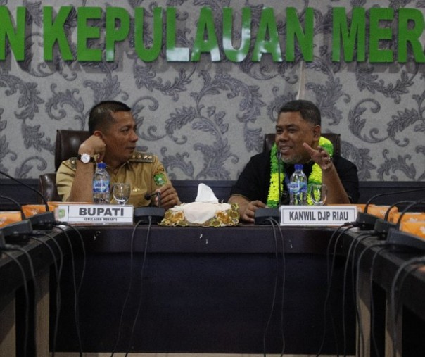 Kepala Kanwil DJP Riau Ahmad Djamhari bersama Bupati Kepulauan Meranti M Adil saat rapat tindak lanjut PKS pada 28 September 2022. Foto: Kanwil DJP Riau. 