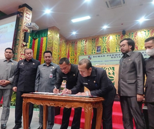 Pj Wali Kota Pekanbaru Muflihun (kiri) bersama Ketua DPRD Sabarudi menandatangani dokumen APBD-P 2022 sebesar Rp2,521 triliun. Foto: Surya/Riau1.