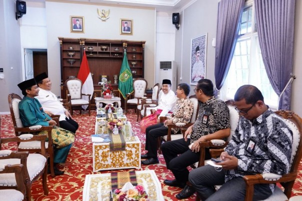 Saat silaturahim Gubri Syamsuar dengan Ombudsman Riau