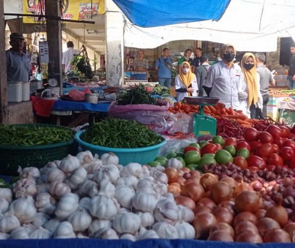 Dagangan bahan pokok di Pasar Limapuluh Pekanbaru. Foto: Surya/Riau1.