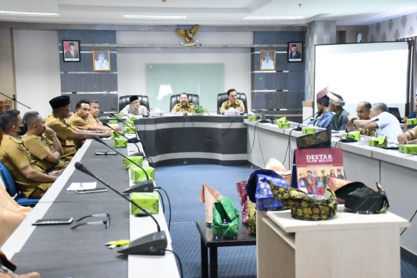 Saat rapat pembuatan regulasi pakaian melayu 