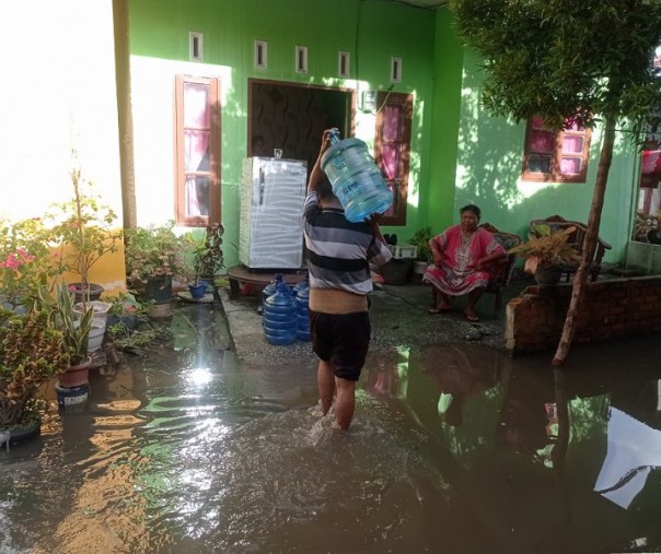Banjir mulai surat di kawasan permukiman warga Gang Dwikora di bantaran Sungai Sail, Selasa (4/10/2022). Foto: Surya/Riau1.