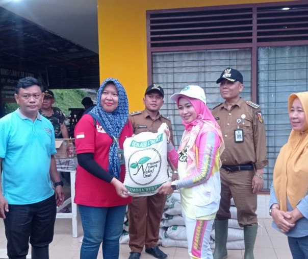 Istri Pj Wali Kota Pekanbaru yang juga Ketua TP PKK Raja Rilla Mustafa saat menyalurkan bantuan bahan pokok kepada korban banjir di Jalan Dwikora, Kecamatan Sail, Selasa (4/10/2022). Foto: Surya/Riau1.