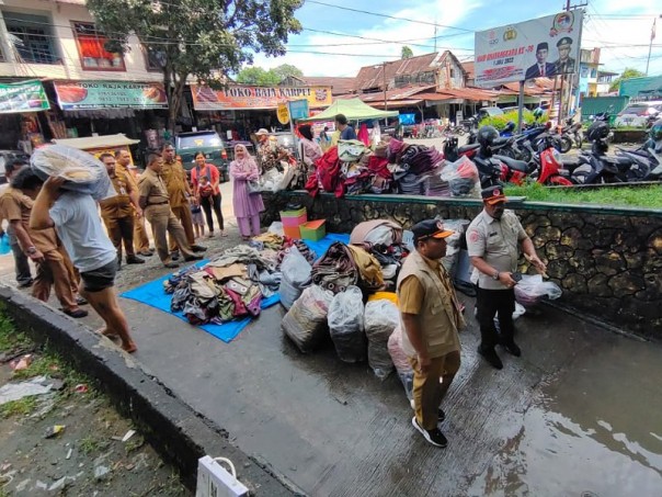 Kalaksa BPBD Pekanbaru Zarman Candra bersama tim menyedot genangan air di basement Pasar Bawah, Selasa (4/10/2022). Foto: Istimewa. 