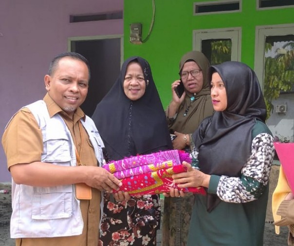 Petugas Dinsos Pekanbaru menyalurkan bantuan kepada korban kebakaran di Kelurahan Tuah Karya pada 4 Oktober 2022. Foto: Istimewa.