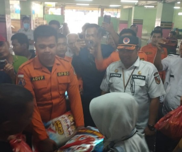 Jajaran Pemko Pekanbaru dan Baznas menyalurkan bantuan bahan pokok kepada 96 pedagang Pasar Bawah, Rabu (5/10/2022). Foto: Istimewa. 