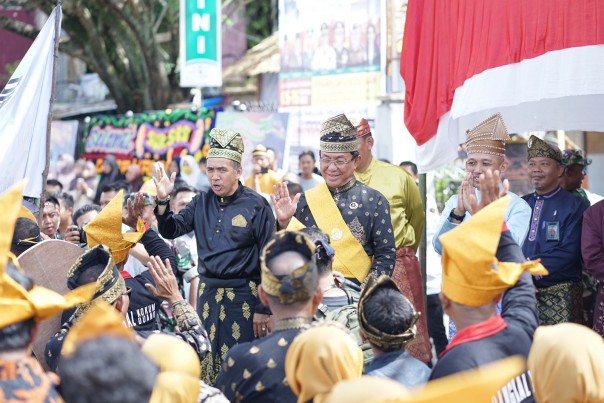 Saat pawai budaya pada HUT TNI ke-77 di Indragiri Hilir