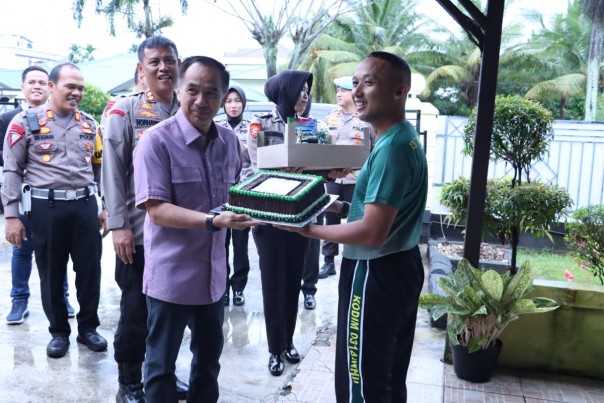 Ketua DPRD Inhil saat beri kue kejutan pada Dandim 