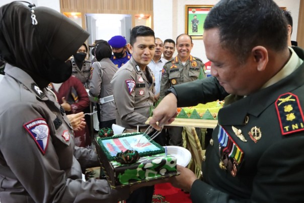 Kue HUT TNI dari Polres Siak untuk Dandim