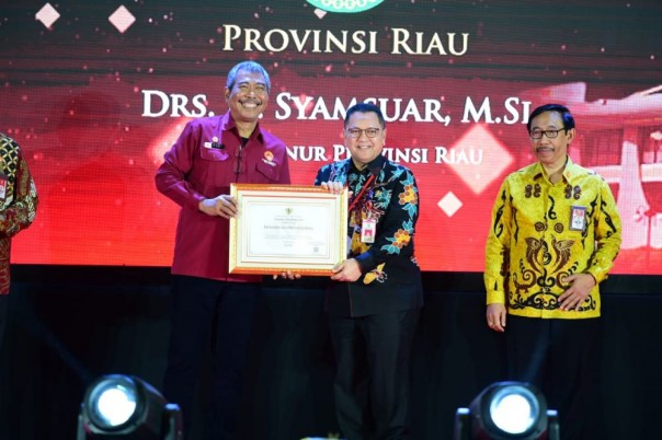 Saat penyerahan penghargaan oleh KASN pada Pemprov Riau