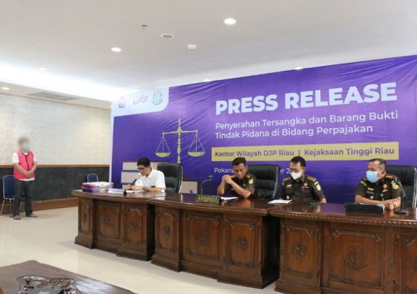 Kabid Pemeriksaan, Penagihan, Intelijen, dan Penyidikan Kanwil DJP Riau Rizal Fahmi saat pers rilis penyerahan tersangka dan barang bukti ke Kejati Riau, Jumat (7/10/2022). Foto: DJP Riau. 