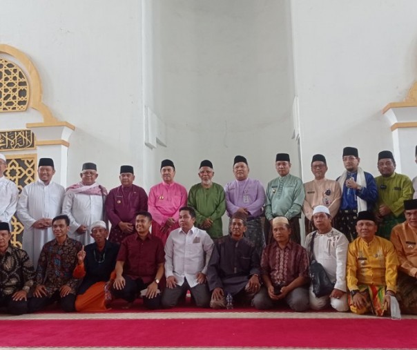 Pj Wali Kota Pekanbaru Muflihun foto bersama Gubri Syamsuar, Wagubri Edy Natar, dan Sekdaprov Hariyanto usai salat Jumat perdana di Masjid Nurul Wathan, Jumat (7/10/2022). Foto: Surya/Riau1.