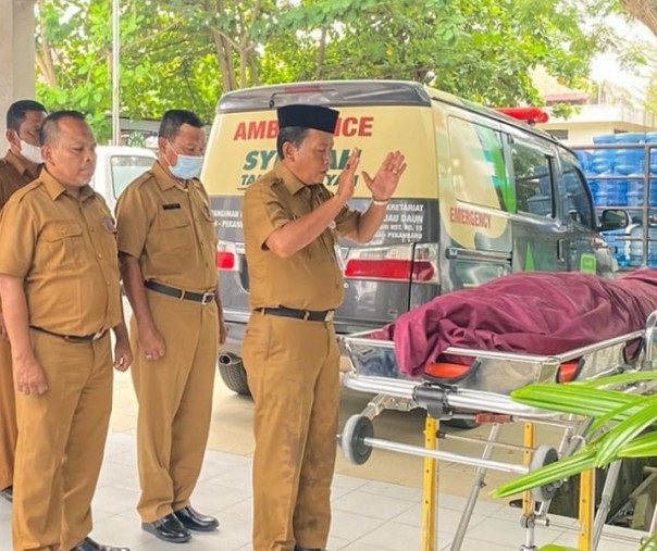 Kepala Dinsos Pekanbaru Idrus saat memimpin salat jenazah bagi orang terlantar yang sudah meninggal dunia di RSUD Petala Bumi, Selasa (11/10/2022). Foto: Istimewa. 