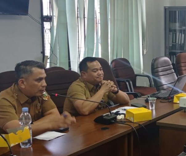 Kabag Kesra Setdako Pekanbaru Erwan Candra saat rapat dengan Komisi III DPRD, Selasa (11/10/2022). Foto: Istimewa. 