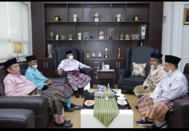 Bupati Alfedri saat menerima Rektor Institut Agama Islam Tafaqquh Fiddin Kota Dumai Ahmad Roza'i Akbar