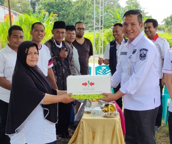 Kepala Disketapang Pekanbaru Alek Kurniawan menyalurkan bantuan bibit kepada anggota Kelompok Wanita Tani pada 12 Oktober 2022. Foto: Istimewa. 