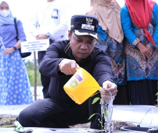 Pj Wali Kota Pekanbaru Muflihun menanam bibit cabai di lahan Disketapang di Kelurahan Agrowisata, Rumbai Barat, Sabtu (15/10/2022). Foto: Istimewa. 