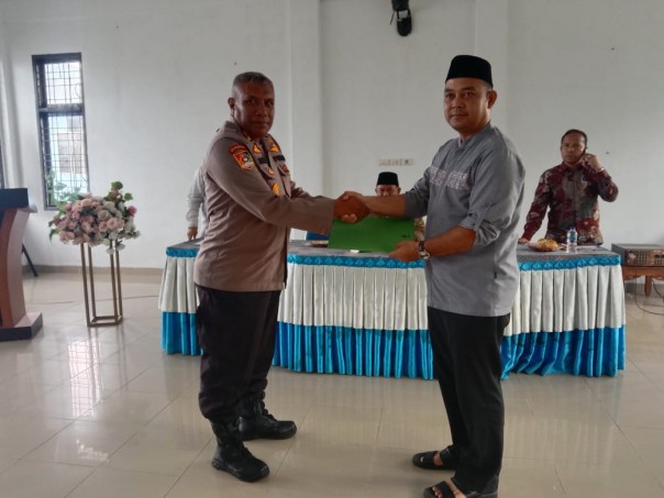 Penyerahan hasil musyawarah adat